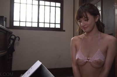 Địt cô em bán đồ bơi lồn dâm đẹp Shoko Takahashi